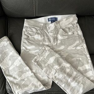 Democracy AbSolution monochrome grey/white camouflage ankle length jeans. Size 4
